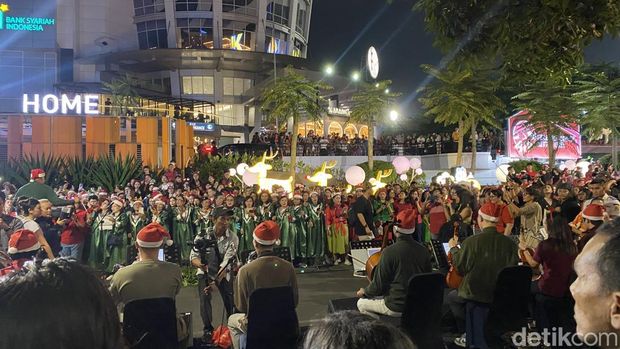 Wakil Gubernur (Wagub) DKI Jakarta Rano Karno menghadiri rangkaian terakhir Christmas Carol Colossal di FX Sudirman, Jakarta Selatan. (Devi P/detikcom)