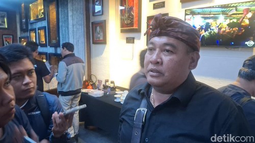 Wakil Ketua PHRI Badung, Komang Alit Ardana, saat ditemui di Hard Rock Cafe, Kuta, Badung. Selasa (23/12/2025). (Fabiola Dianira)