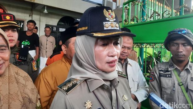 Wali Kota Jakarta Barat Iin Mutmainnah saat meninjau lokasi kebakaran di Petamburan, Jakbar. (Rachma/detikcom)