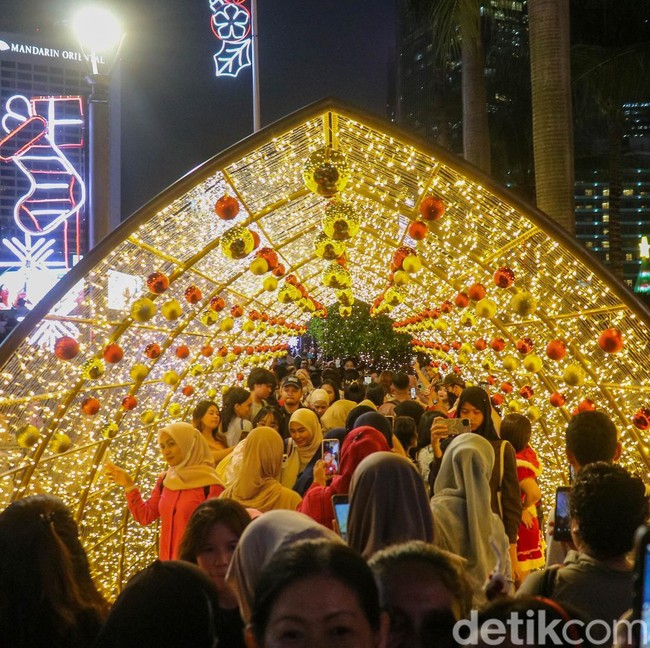Potret Warga Tumpah Ruah Nikmati Gemerlap Jakarta Light Festival