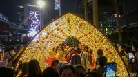 Potret Warga Tumpah Ruah Nikmati Gemerlap Jakarta Light Festival