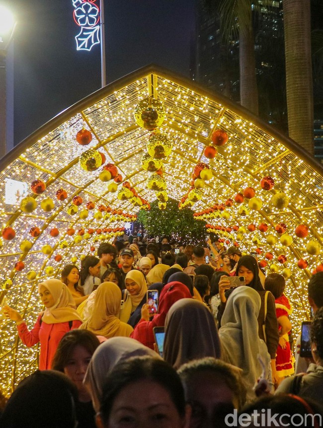 Potret Warga Tumpah Ruah Nikmati Gemerlap Jakarta Light Festival