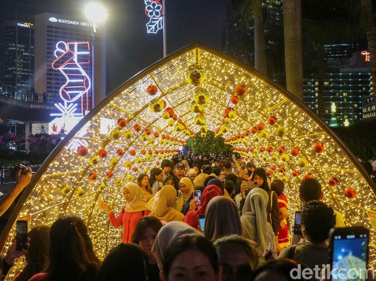 Potret Warga Tumpah Ruah Nikmati Gemerlap Jakarta Light Festival