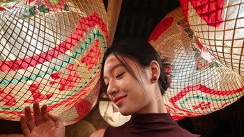 Foto potret dengan latar lampion menampilkan warna yang kaya dan detail wajah yang halus, menonjolkan karakter kamera Leica pada Xiaomi 17 Ultra. Foto: Xiaomi
