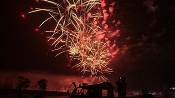 Kembang api di atas perairan terekam dengan warna cerah dan detail percikan cahaya yang tajam, tanpa kehilangan detail di area gelap. Foto: Xiaomi