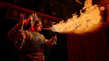 Pertunjukan seni tradisional dengan efek api terekam jelas tanpa overexposure, memperlihatkan kemampuan kamera mengelola cahaya terang di ruang gelap. Foto: Xiaomi