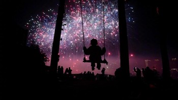 Momen siluet anak di ayunan dengan latar kembang api memperlihatkan kontrol highlight dan warna yang akurat meski dalam kondisi kontras ekstrem. Foto: Xiaomi