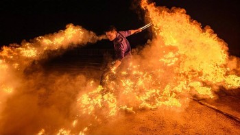 Aksi semburan api di malam hari berhasil ditangkap dengan detail tajam dan warna api yang tetap terjaga, menunjukkan kemampuan dynamic range kamera Xiaomi 17 Ultra. Foto: Xiaomi