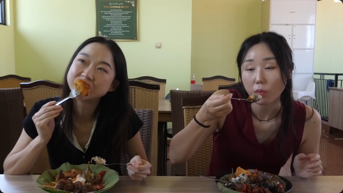 YouTuber Korea kalap makan nasi jamblang khas Cirebon
