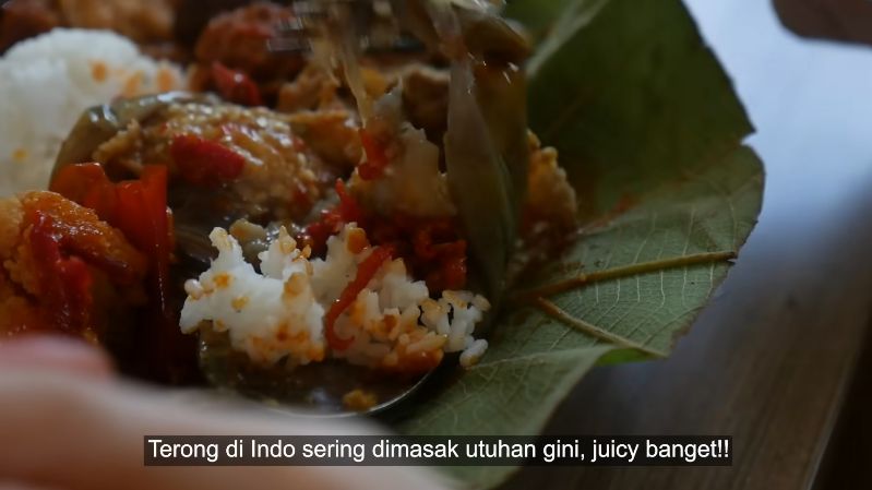 YouTuber Korea kalap makan nasi jamblang khas Cirebon
