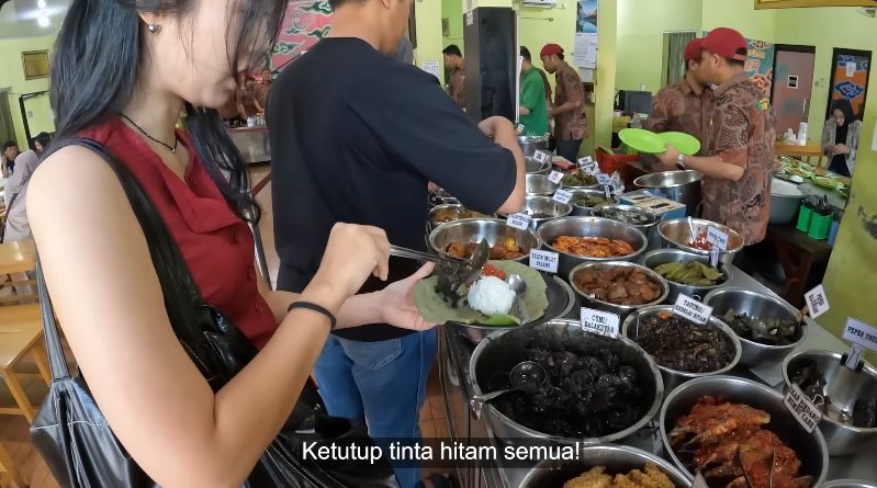 YouTuber Korea kalap makan nasi jamblang khas Cirebon