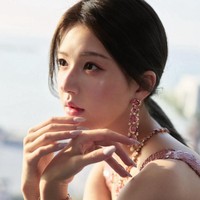 Zhao Lusi menghadapi berbagai kontroversi tahun ini. Terlepas dari masalah kesehatan dan perseteruannya dengan agensi yang jadi sorotan, Zhao Lusi menerima penghargaan artis China paling berpengaruh 2025. Foto: Weibo