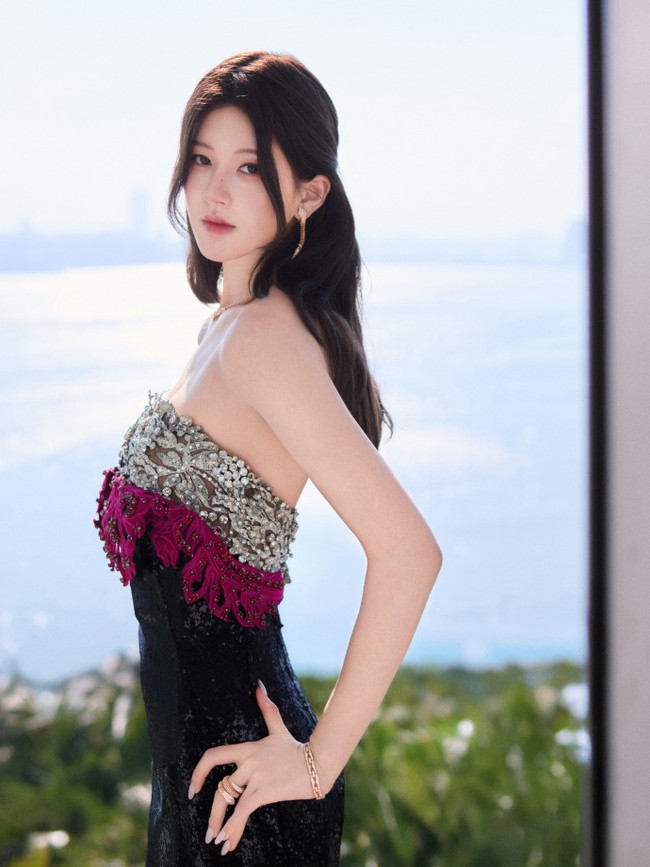 Dalam acara tersebut, Zhao Lusi terlihat menawan saat mengenakan gaun kedua berpotongan strapless dengan sequin hitam yang bersinar dan detail renda di bagian dada. Penampilan catik itu dilengkapi tatanan rambut updo dan drop earrings. Foto: Weibo