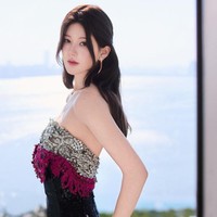 Dalam acara tersebut, Zhao Lusi terlihat menawan saat mengenakan gaun kedua berpotongan strapless dengan sequin hitam yang bersinar dan detail renda di bagian dada. Penampilan catik itu dilengkapi tatanan rambut updo dan drop earrings. Foto: Weibo