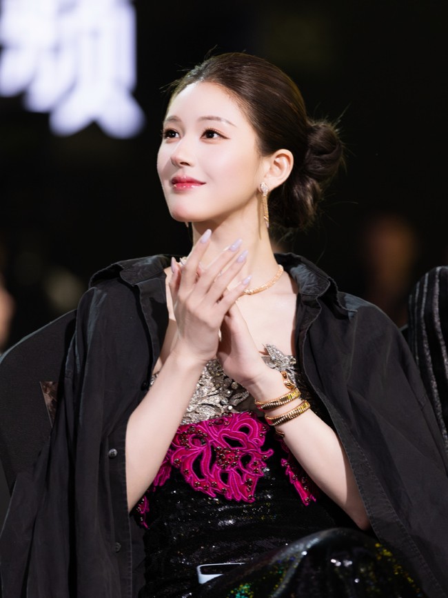 Di media sosial Douyin, karakter Yuan sudah dilihat lebih dari 30 juta kali yang juga menjadi salah satu prestasi bagi wanita tahun ini. Tanda pagar Zhao Lusi sendiri mendominasi tahun 2025 karena sudah dilihat 41 miliar kali yang memecahkan rekor sepanjang masa untuk aktris drama modern China. Foto: Weibo