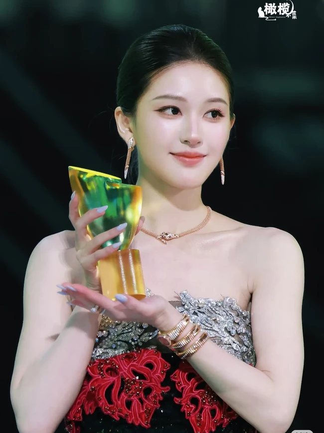 Sebelumnya wanita yang dijuluki ‘Ratu Drama China’ tersebut sempat hiatus dari dunia hiburan sejak menderita sakit karena mengalami depresi. Zhao juga berseteru dengan agensi Tianjin Galaxy Cool Entertainment Culture Media Co. Ltd yang dituduh melakukan kekerasan verbal dan fisik bahkan pernah membawanya ke dukun. Foto: Weibo