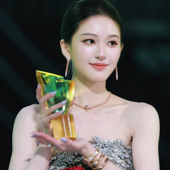 Potret Cantik Zhao Lusi Terima Penghargaan Artis China Paling Berpengaruh 2025