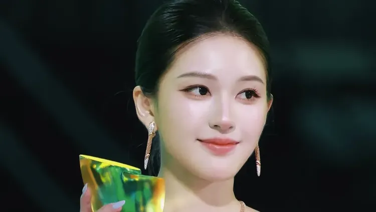 Potret Cantik Zhao Lusi Terima Penghargaan Artis China Paling Berpengaruh 2025