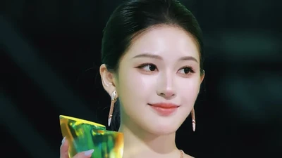 Potret Cantik Zhao Lusi Terima Penghargaan Artis China Paling Berpengaruh 2025