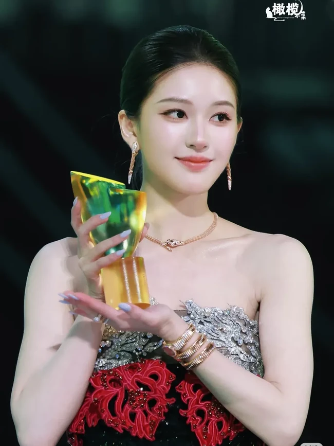 Potret Cantik Zhao Lusi Terima Penghargaan Artis China Paling Berpengaruh 2025