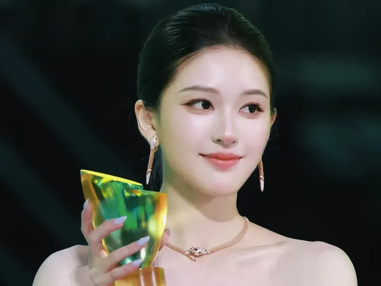Potret Cantik Zhao Lusi Terima Penghargaan Artis China Paling Berpengaruh 2025