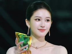 Potret Cantik Zhao Lusi Terima Penghargaan Artis China Paling Berpengaruh 2025