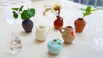 Nggak perlu repot bungkus tanaman besar, vas mini ini sudah cukup buat bikin meja kerja teman kamu jadi super estetik. Solusi kado simpel tapi memberikan kesan fresh dan damai di hari Natal yang hangat. Foto: Dok. Boredpanda