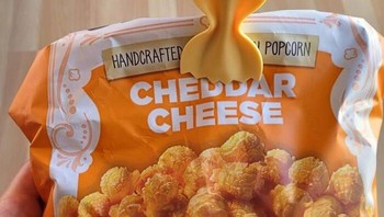 Mirip pasta yang tercecer di dapur, tapi sebenarnya ini adalah klip kemasan biar camilan Natal nggak cepat melempem. Kado kecil yang sangat berguna dan pasti bakal langsung dipakai di meja makan! Foto: Dok. Boredpanda