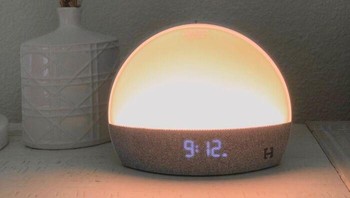 Bawa suasana golden hour langsung ke dalam kamar sebagai kado spesial. Lampu sunset ini bakal bikin malam Natal jadi lebih hangat dan syahdu, cocok banget buat teman yang hobi dekorasi kamar biar makin nyaman. Foto: Dok. Boredpanda