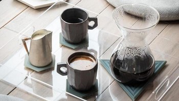 Ubah kopi sachet biasa jadi minuman mewah sekelas kafe sultan dengan set nampan bening ini. Kado minimalis yang kelihatan mahal, sangat pas diberikan buat teman yang hobi pamer foto estetik di media sosial. Foto: Dok. Boredpanda