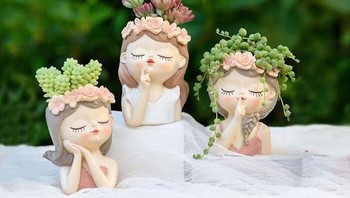 Trio pot kecil berbentuk wajah gadis ini siap pamer gaya rambut dari tanaman favorit. Kado paling gemas yang bakal bikin rak hiasan di rumah temanmu jadi lebih hidup dan penuh karakter di momen liburan ini. Foto: Dok. Boredpanda