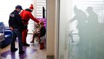 Aksi Polisi Santa Turun dari Atap Rumah Sakit Hibur Pasien Anak