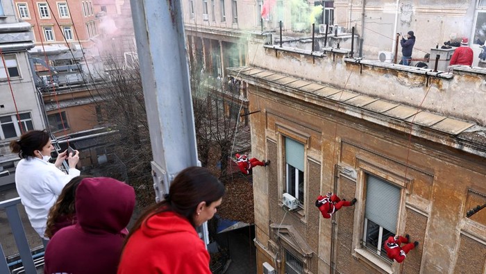 Central Security Operations Service (NOCS) members dressed as Santa Claus rappel down the Policlinico Umberto I Hospital to greet children hospitalised in the paediatric ward, in Rome, Italy, December 22, 2025. REUTERS/Matteo Minnella      TPX IMAGES OF THE DAY