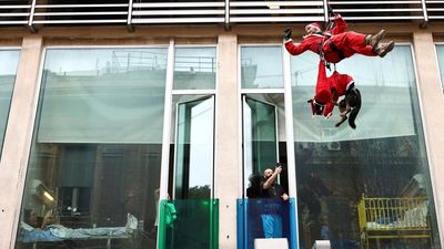 Aksi Polisi Santa Turun dari Atap Rumah Sakit Hibur Pasien Anak