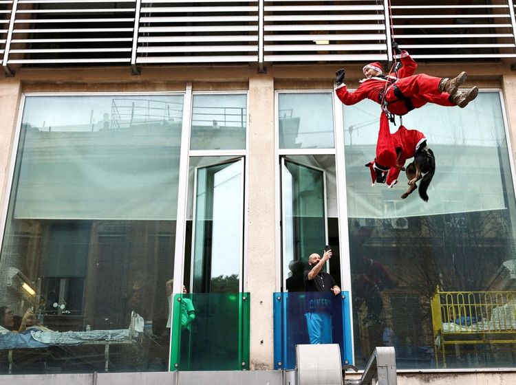 Aksi Polisi Santa Turun dari Atap Rumah Sakit Hibur Pasien Anak