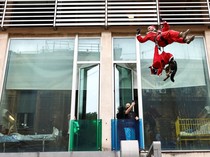 Aksi Polisi Santa Turun dari Atap Rumah Sakit Hibur Pasien Anak