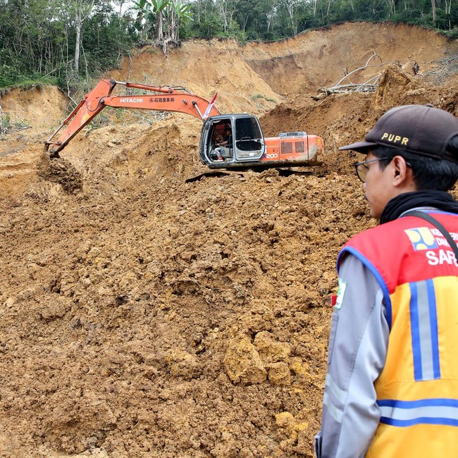 Alat Berat Dikerahkan Buka Akses Jalan Geumpang-Takengon Pascalongsor