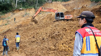 Alat Berat Dikerahkan Buka Akses Jalan Geumpang-Takengon Pascalongsor