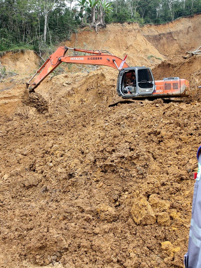 Alat Berat Dikerahkan Buka Akses Jalan Geumpang-Takengon Pascalongsor