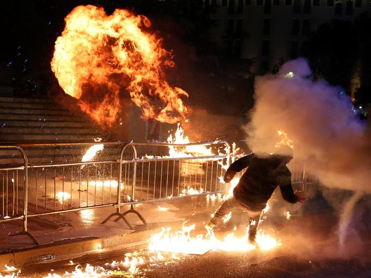 Protes Korupsi Guncang Albania, Bentrokan Pecah di Ibu Kota Tirana