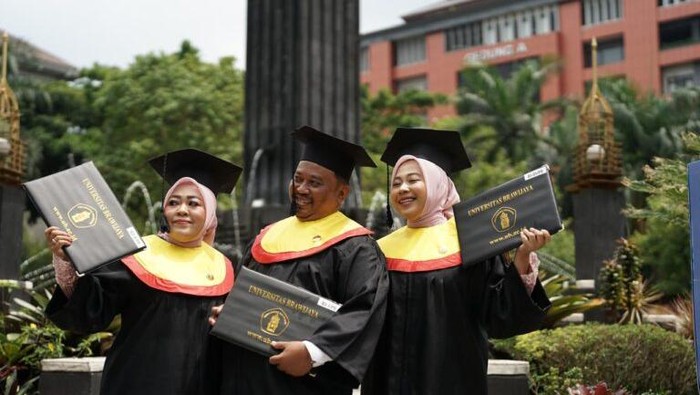 Saat Anak, Ibu, dan Bapak Wisuda Bareng dari Universitas Brawijaya