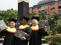 Saat Anak, Ibu, dan Bapak Wisuda Bareng dari Universitas Brawijaya