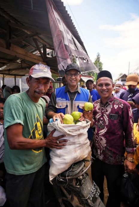 Anies Baswedan Borong Sekarung Jambu Korban Bencana Aceh di Pidie Jaya