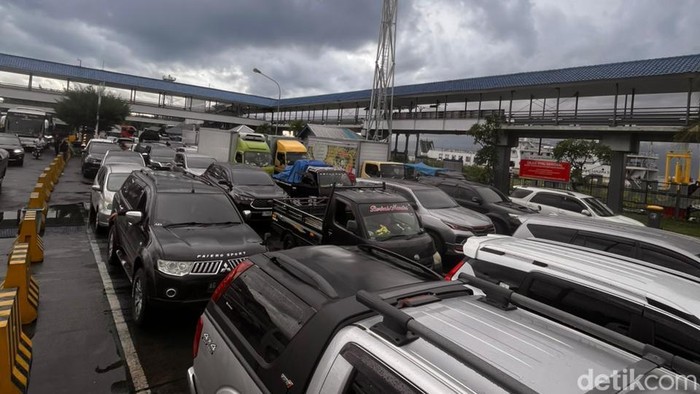 Kendaraan di Pelabuhan Gilimanuk Padat H-1 Natal, Antrean Sejam Lebih
