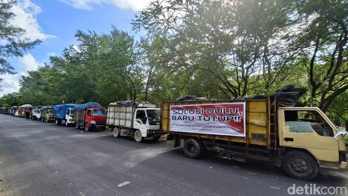 Antrean truk pengangkut sampah di Jalan Pulau Serangan untuk menuju ke TPA Suwung, Denpasar, Bali, pada Selasa (23/12/2025).