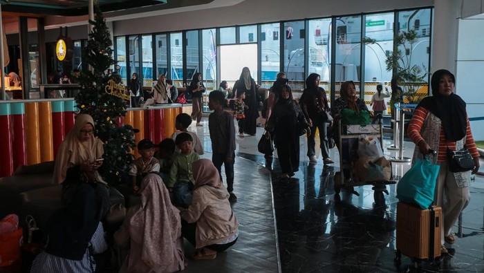 Penumpang antre memasuki kapal di Pelabuhan Merak, Kota Cilegon, Banten, Rabu (24/12/2025). Berdasarkan data posko Merak periode 23 Desember 2025 mencatat jumlah penumpang yang melintas dari pulau Jawa ke pulau Sumatera melalui Pelabuhan Merak, Ciwandan dan Bandar Bakau Jaya mencapai 35.368 orang dan total kendaraan yang telah melintas sebanyak 8.770 unit. ANTARA FOTO/Angga Budhiyant/agr