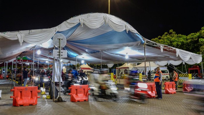 Pemudik sepeda motor melintas menuju kapal di Pelabuhan Ciwandan, Kota Cilegon, Banten, Selasa (23/12/2025). Berdasarkan data akumulatif PT Pelabuhan Indonesia (Persero) Regional 2 Banten selama arus mudik Natal dan Tahun Baru 2026 pada 19-22 Desember 2025, total kendaraan yang menyeberang dari Jawa ke Sumatera melalui Pelabuhan Ciwandan mencapai 2.823 unit sepeda motor dengan jumlah penumpang mencapai 7.489 orang. ANTARA FOTO/Muhammad Bagus Khoirunas/nz