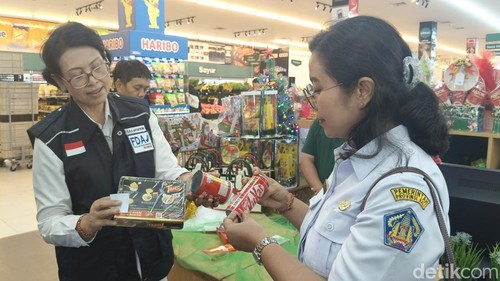 BBPOM Denpasar memeriksa makanan dan minuman termasuk dalam hampers atau parsel di Bintang Supermarket, Denpasar, Bali, Rabu (24/12/2025).