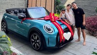 Bella Bonita Dapat Kado Ultah Mobil MINI Cabrio Edisi Spesial dari Denny Caknan