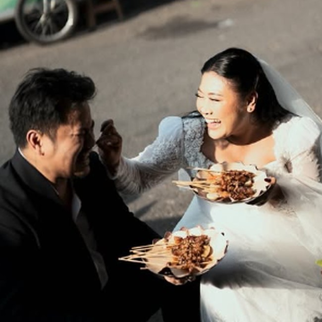 Boiyen dan Suami Hobi Kulineran, Doyan Jajan Sate!